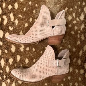 Dolce Vita Western beige eyelet boots ankle taupe with buckle